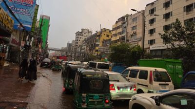 রাজধানীতে মুষলধারে বৃষ্টি, সড়কে তীব্র যানজট