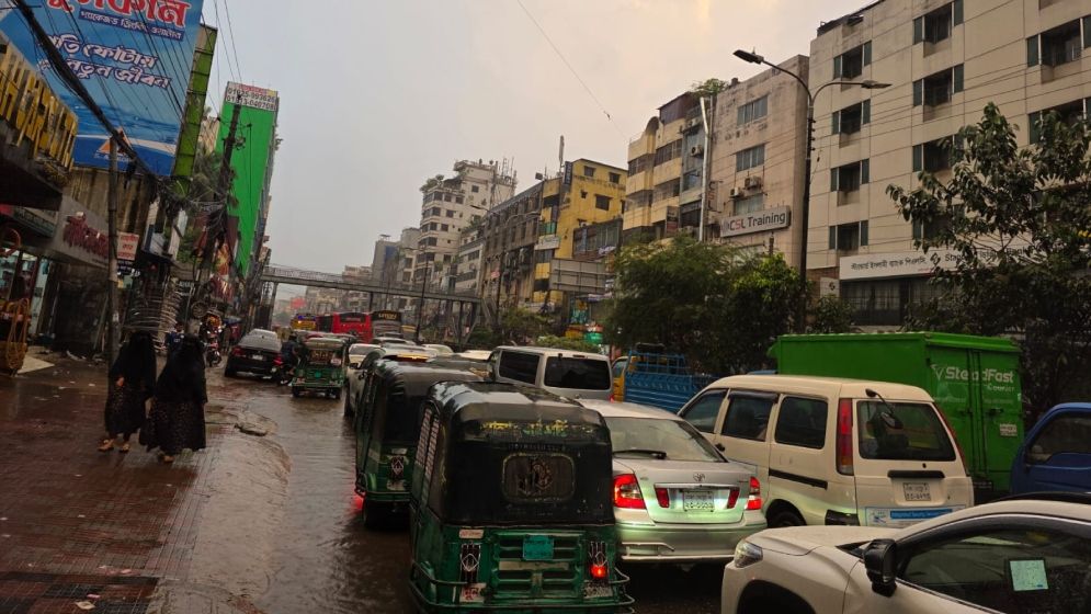 রাজধানীতে মুষলধারে বৃষ্টি, সড়কে তীব্র যানজট