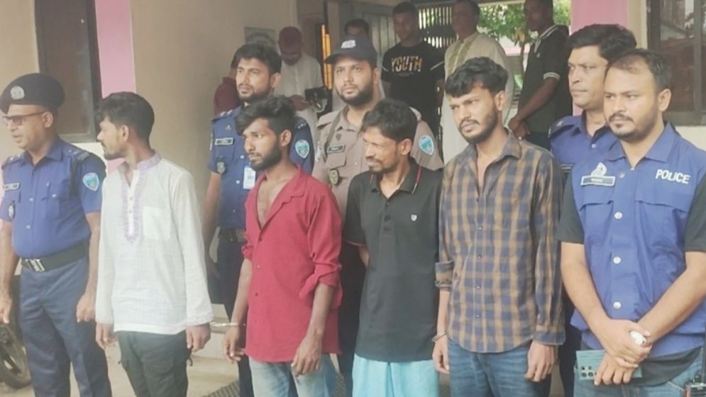 অভিযানে পুলিশের ওপর গুলি, অস্ত্রসহ গ্রেফতার ৪