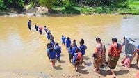 মৃত্যুঝুঁকি নিয়ে পাহাড়ি শিশুদের স্কুলযাত্রা