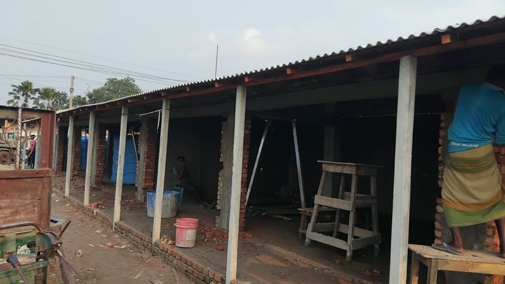 খাসজমি দখল করে মার্কেট প্রশাসনের হস্তক্ষেপে বন্ধ