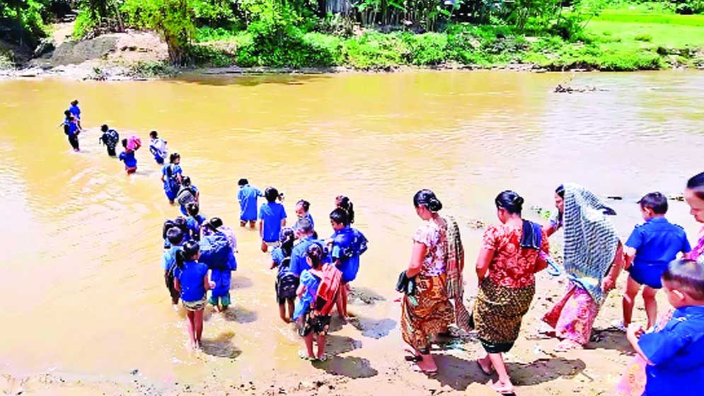 মৃত্যুঝুঁকি নিয়ে শিক্ষার্থীদের স্কুলযাত্রা