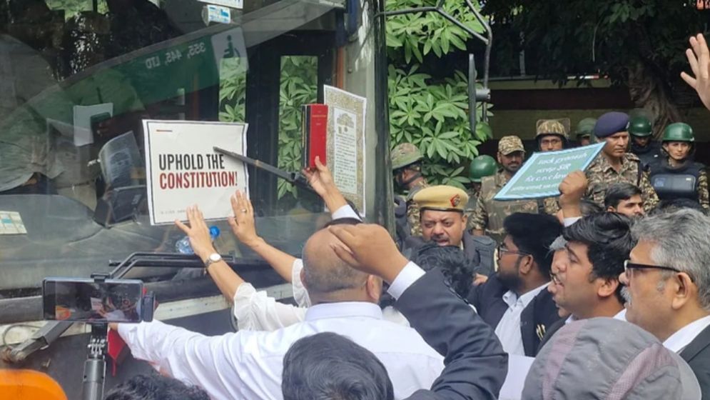 দিল্লিতে শতাধিক আইনজীবী আটক, প্রধান বিচারপতির হস্তক্ষেপ দাবি