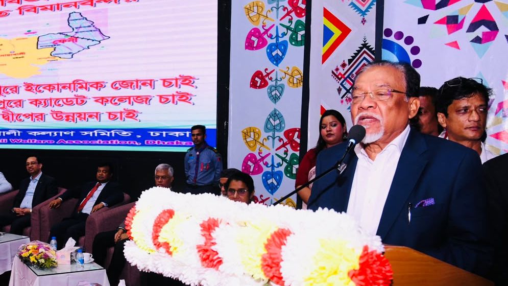 চাকরির পেছনে না ছুটে তরুণদের উদ্যোক্তা হওয়ার আহ্বান জনপ্রশাসন উপদেষ্টার