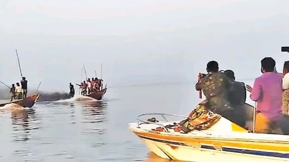 মা ইলিশ রক্ষা অভিযানে সংঘর্ষ, কোস্টগার্ডের ১১ রাউন্ড ফাঁকা গুলি