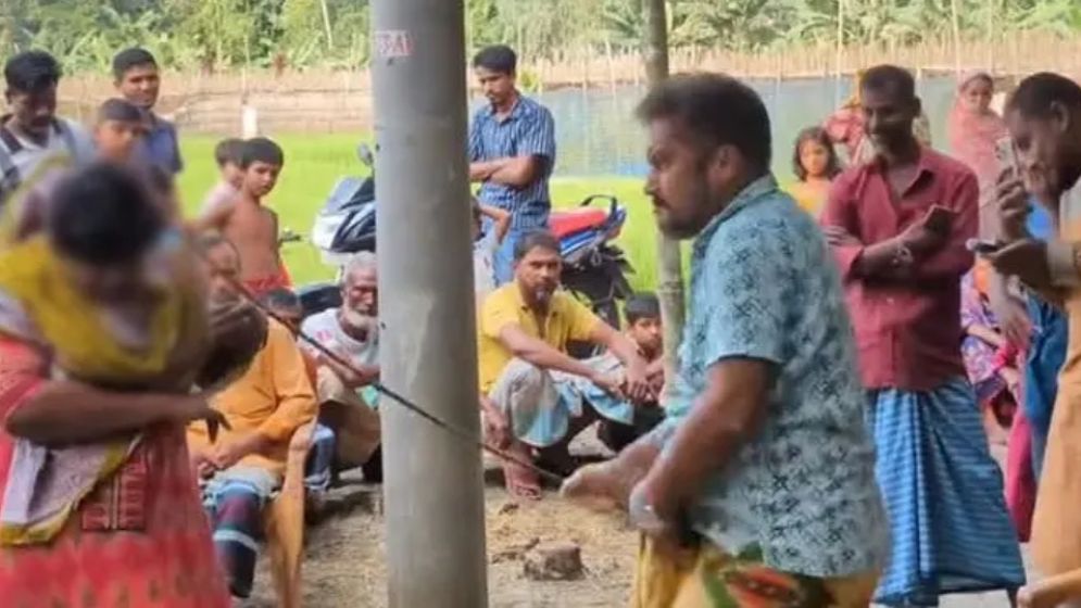 ছেলে সেজে তরুণীকে বিয়ে, এলাকায় তোলপাড়