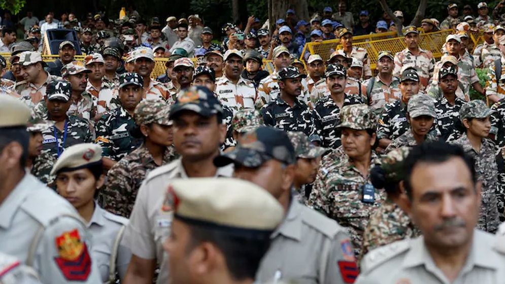 ইন্টারনেট ও রেলসেবা বন্ধ, রাস্তায় ২৫ হাজার পুলিশ—আজ দিল্লিতে কী হতে যাচ্ছে?
