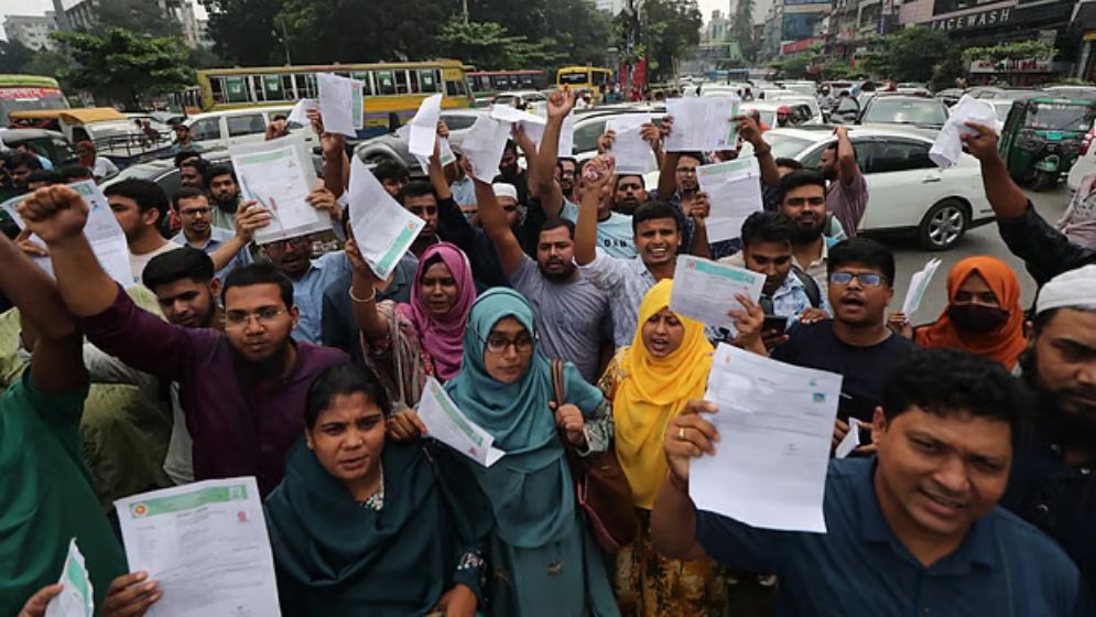 মেধার বদলে টাকার খেলা চলবে না, প্রশ্নফাঁসের দায় সরকারকে নিতে হবে: আসিফ মাহমুদ