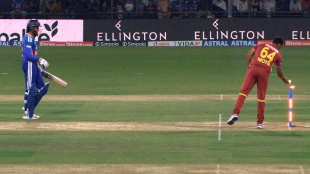 হেঁটে হেঁটে ক্রিজে ফিরতে গিয়ে রান আউট ভারতীয় তারকা