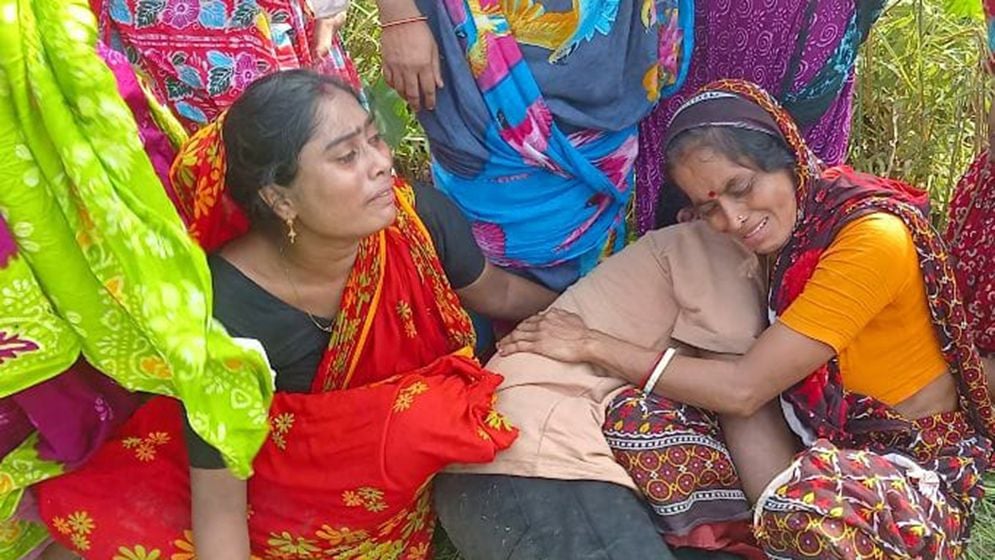 দুর্গন্ধ পেয়ে ঝোপে মিলল সবজি বিক্রেতা নারীর গলাকাটা লাশ