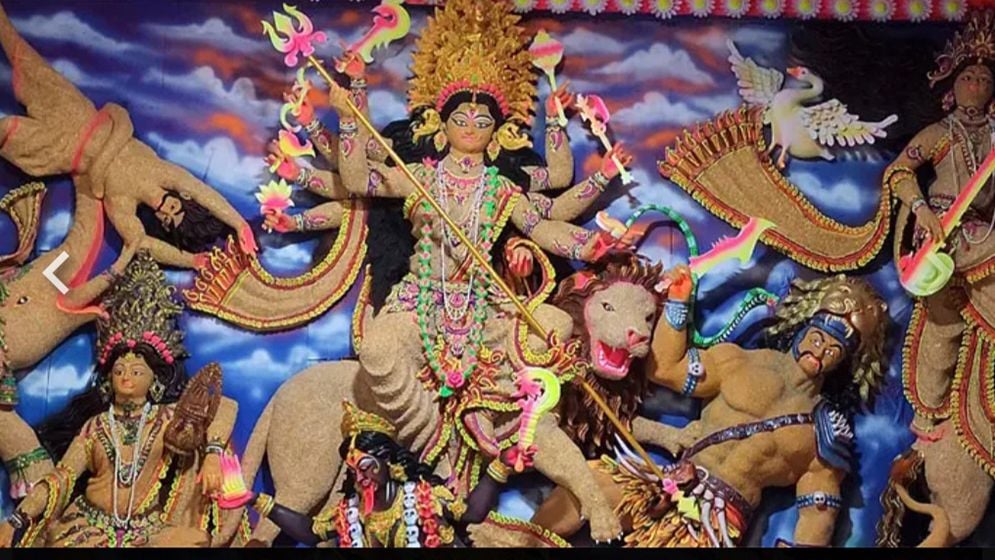 এক মণ মটর ডালে ২০ ফুটের দুর্গাপ্রতিমা, খরচ ৩০ লাখ টাকা