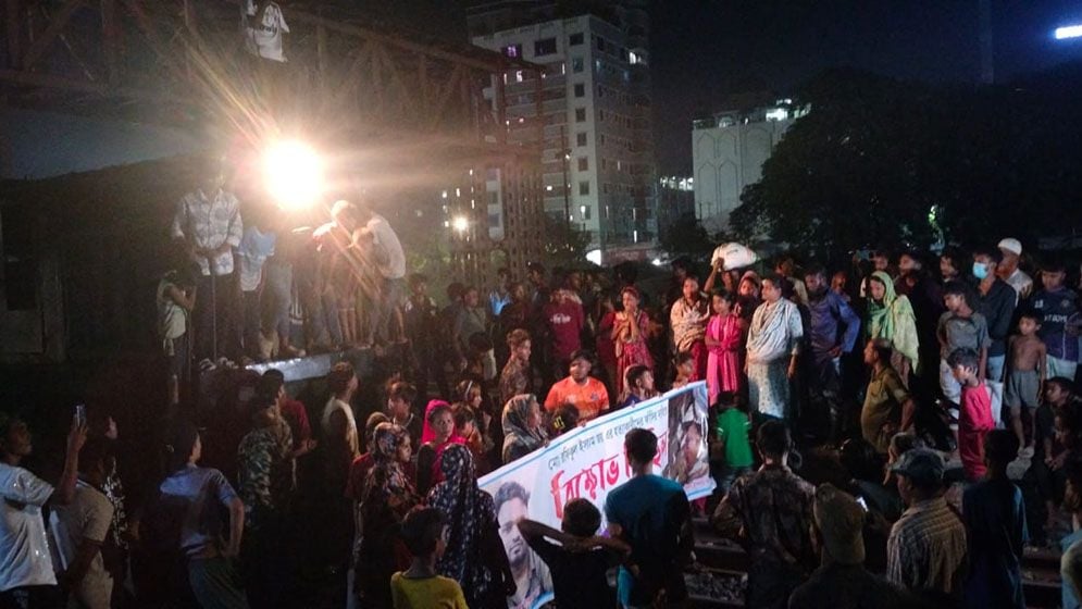 হত্যার বিচার দাবিতে ট্রেন আটকে স্বজনদের বিক্ষোভ