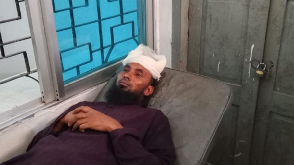 মনপুরায় শিক্ষক ও স্বাস্থ্যকর্মীকে ডেকে নিয়ে রক্তাক্ত জখম