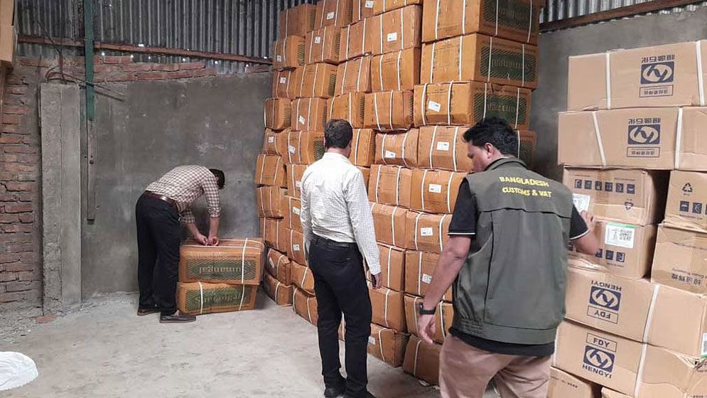 সেই পুরিন্দা বাজার থেকে ৩ কোটি টাকার সুতা জব্দ