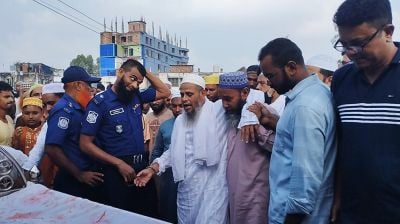 প্যারোলে মুক্তি পেয়ে মায়ের জানাজা পড়ালেন আ.লীগ নেতা