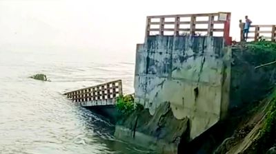 পদ্মায় বিলীন ৮ কোটি টাকার সেতু