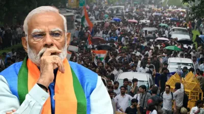 দিল্লির রাজপথে ঢাকার প্রতিধ্বনি: মোদির ভবিষ্যৎ কোন পথে?