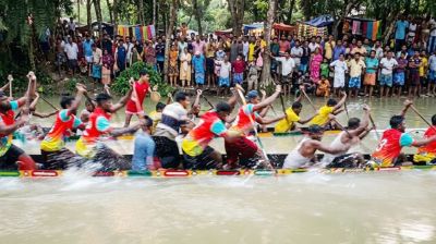 চিতলমারীতে ঐতিহ্যবাহী নৌকাবাইচ দেখতে মানুষের ঢল