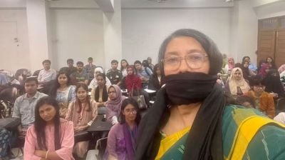 নিকাব ইস্যুতে ক্লাসরুমে মুখে কালো কাপড় বেঁধে এলেন সামিনা লুৎফা