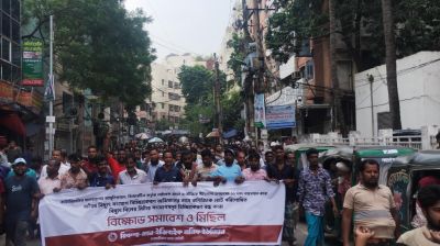 ১২ দফা দাবিতে হাজারীবাগে রিকশাশ্রমিকদের বিক্ষোভ