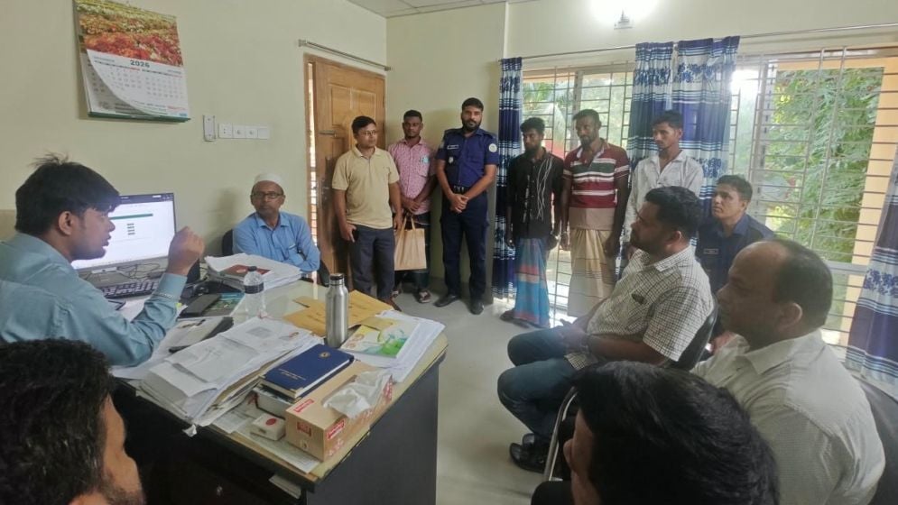 নিষেধাজ্ঞা অমান্য করে ইলিশ ধরায় ৩ জেলের কারাদণ্ড