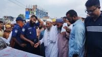 প্যারোলে মুক্তি পেয়ে মায়ের জানাজা পড়ালেন আ.লীগ নেতা