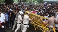 ৪০ হাজার বাহিনী নামিয়েও আটকানো গেল না ককরোচের, চাপে মোদি সরকার