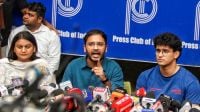 ভারতজুড়ে আন্দোলনের ডাক ককরোচ পার্টির
