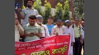 মিরপুরে গ্রামীণ ব্যাংকের সামনে অবসরপ্রাপ্তদের অবস্থান