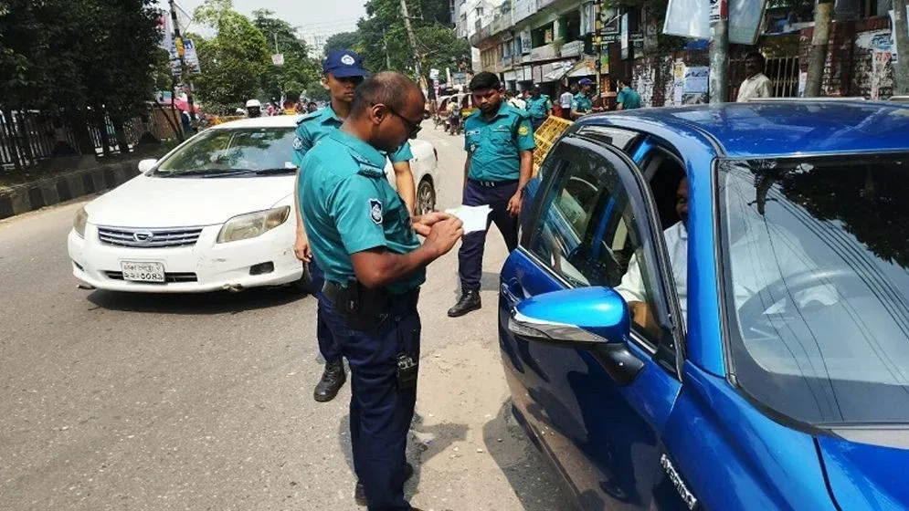 রাজধানীতে ট্রাফিক আইন লঙ্ঘনে ২ হাজার ৪৪৬ মামলা