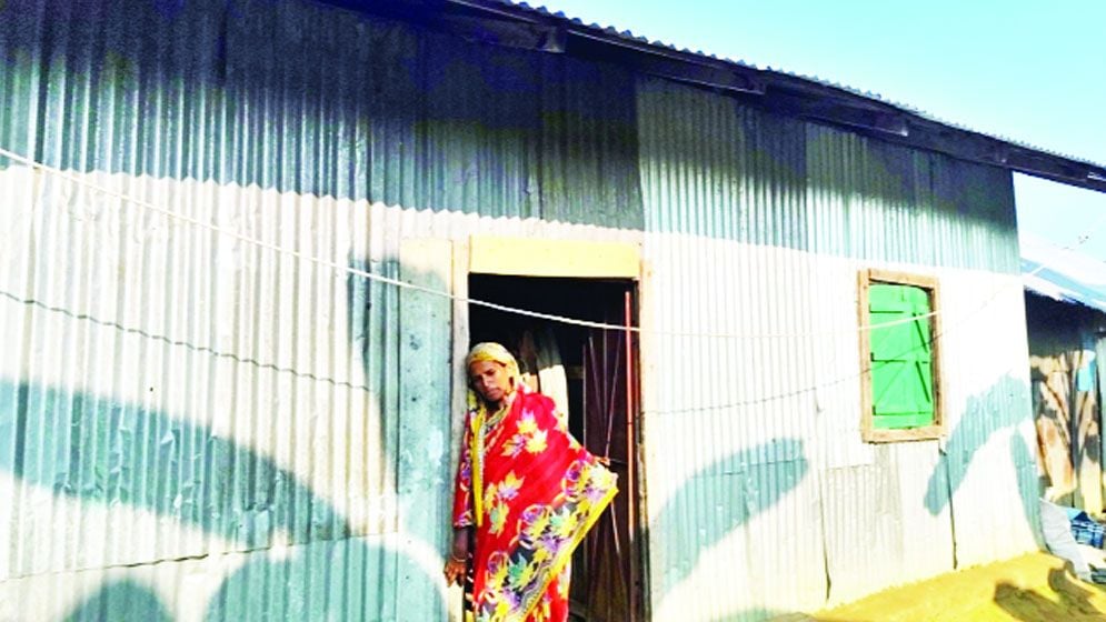 প্রতিবেশীর ঘরে কাপড়ে মোড়ানো শিশুর নিথর দেহ
