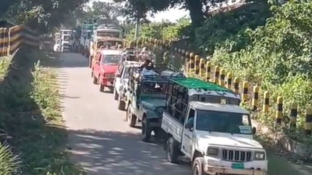সাজেক ছাড়ছেন পর্যটকরা