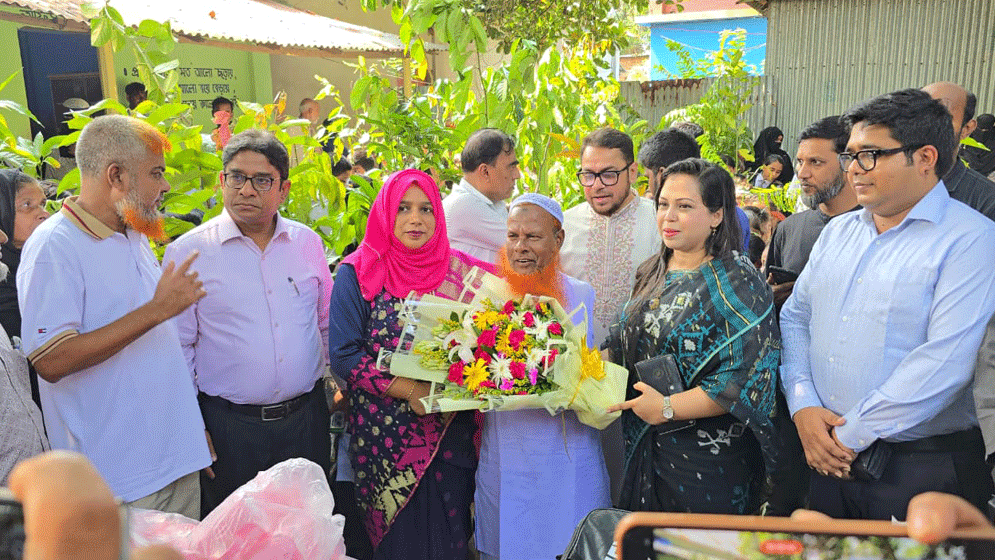 দুই হাত ছাড়াই শিশুদের শিক্ষা দিচ্ছে দুঃখু মিয়া