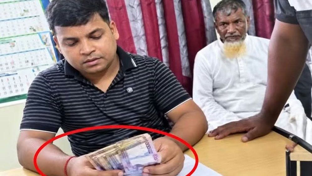 ঘুস নেওয়ার ভিডিও ভাইরাল, হাজীগঞ্জে ভূমি অফিসের কর্মচারী বরখাস্ত