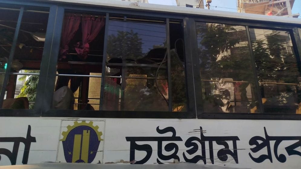চুয়েটগামী বাসে হামলা-ভাঙচুর, শিক্ষার্থীকে মারধরের অভিযোগ