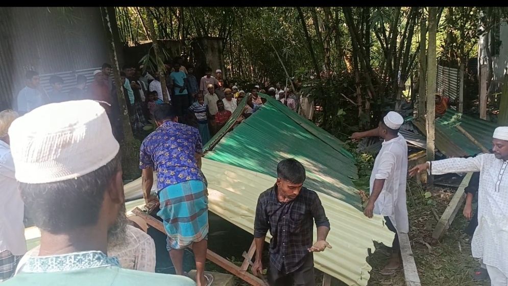 কবরস্থানে যাওয়ার রাস্তা বন্ধ, ঘর ভেঙে লাশ দাফন