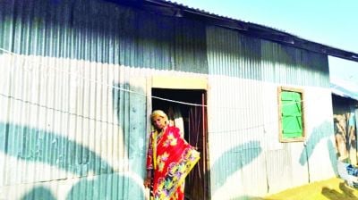 প্রতিবেশীর ঘরে কাপড়ে মোড়ানো শিশুর নিথর দেহ