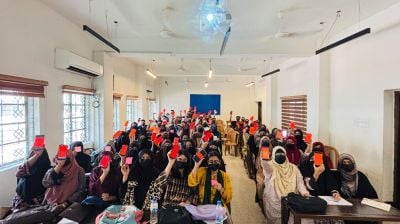 নিকাব ইস্যুতে ঢাবির শিক্ষক তাসনিমের বিরুদ্ধে শিক্ষার্থীদের লাল কার্ড প্রদর্শন
