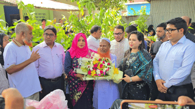 দুই হাত ছাড়াই শিশুদের শিক্ষা দিচ্ছে দুঃখু মিয়া