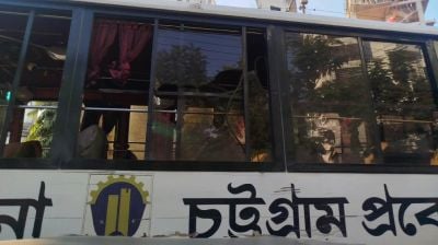 চুয়েটগামী বাসে হামলা-ভাঙচুর, শিক্ষার্থীকে মারধরের অভিযোগ