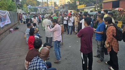 সিলেটে রবীন্দ্রসংগীত গেয়ে রবীন্দ্র গ্রাফিতিতে কালি লেপনের প্রতিবাদ
