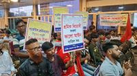 ন্যূনতম ৩০ হাজার টাকা বেতন চান পোশাকশ্রমিকরা, উত্তরায় সড়ক অবরোধ