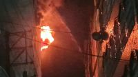 চকবাজারে আরেক ভবনে ছড়াল আগুন, নিয়ন্ত্রণে ১০ ইউনিট