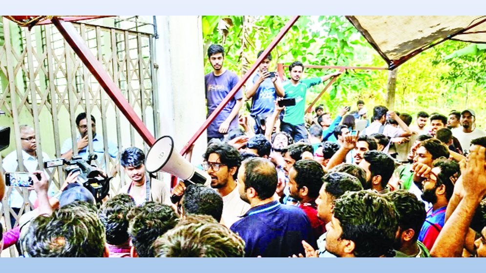 ছাত্রদল নেতাদের নিয়ে তালা ভেঙে ঢুকে অবরুদ্ধ উপাচার্য