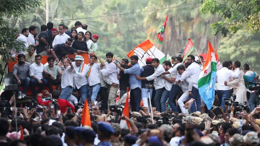 দীর্ঘ জনরোষে দিল্লিতে বিক্ষোভ