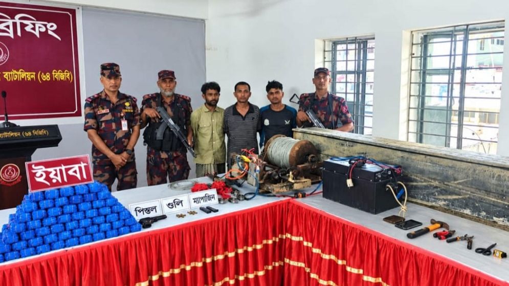 ডুবন্ত কাঠের ‘সাবমেরিনে’ আসছে ইয়াবা!