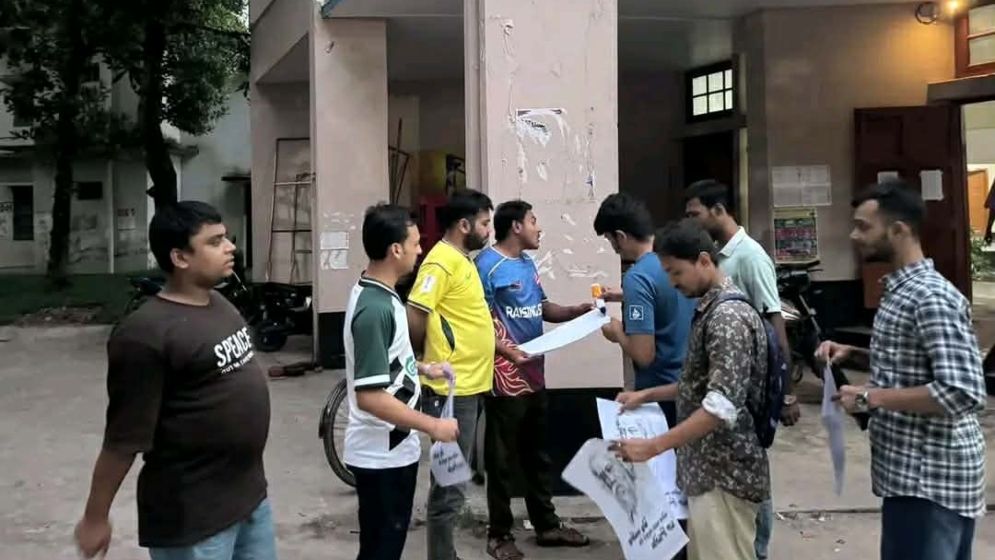 রবীন্দ্রনাথকে নিয়ে আম্মারের কটূক্তি, প্রতিবাদে রাকসু ভবনে বিশ্বকবির পোস্টার সাঁটাল ছাত্রদল