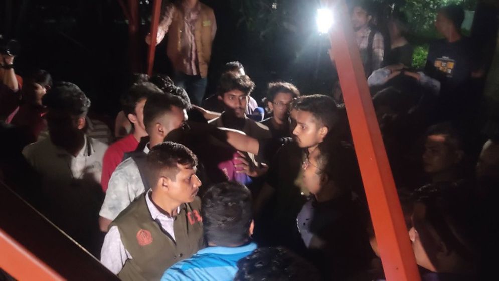 ২৯ ঘণ্টা পর মুক্ত চুয়েট উপাচার্য, ‘ক্যাম্পাসে ফেরা যাবে না’ শর্ত দিলেন শিক্ষার্থীরা