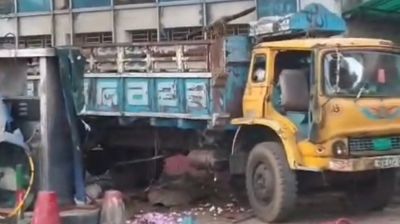 গ্যাস নেওয়ার সময় বিস্ফোরণে তছনছ ট্রাক, আহত ৭