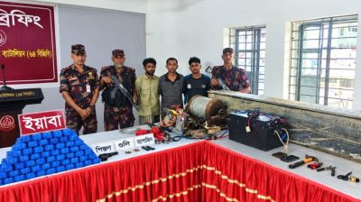 ডুবন্ত কাঠের ‘সাবমেরিনে’ আসছে ইয়াবা!